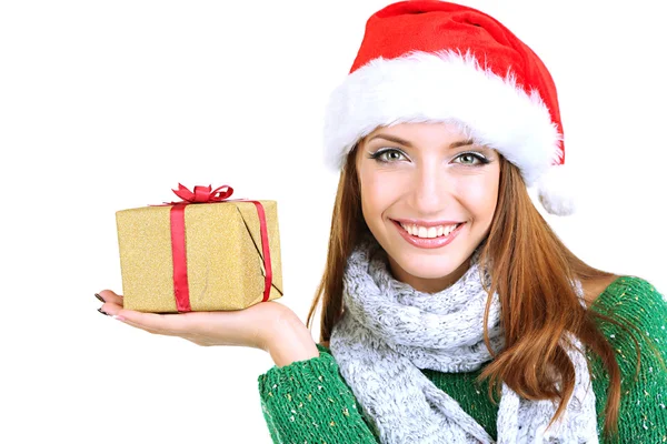 Hermosa chica sonriente en sombrero de Año Nuevo con regalo aislado en blanco —  Fotos de Stock