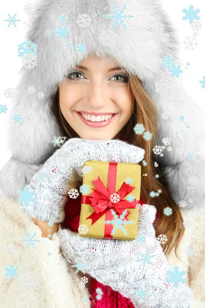 Noel hediye izole üzerine beyaz şapkalı gülümseyen kız güzel — Stok fotoğraf