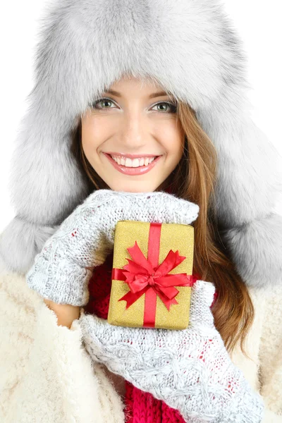 Schöne lächelnde Mädchen in Hut mit Weihnachtsgeschenk isoliert auf weiß — Stockfoto