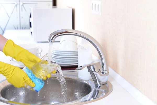 Cerrar las manos de la mujer lavando platos en la cocina —  Fotos de Stock