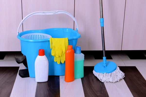 Huis schoonmaken met mop — Stockfoto