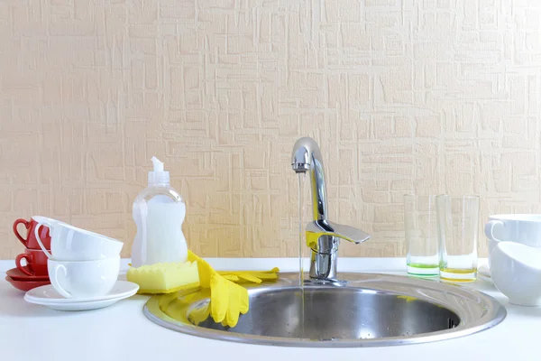Bulaşıkları kurutma metal lavabo — Stok fotoğraf