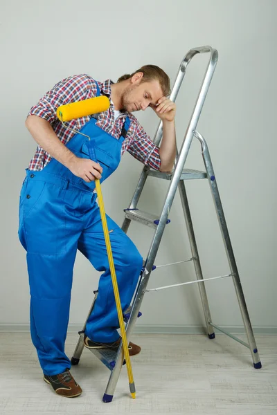 Retrato del joven capataz en la habitación — Foto de Stock