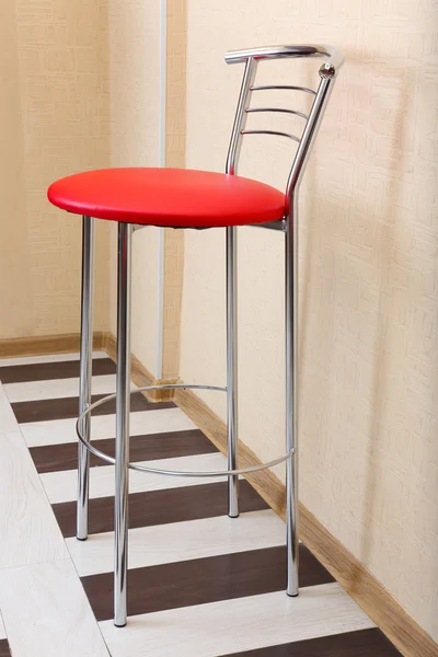 Bellissimo interno con sedia moderna in pelle sul pavimento in legno — Foto Stock