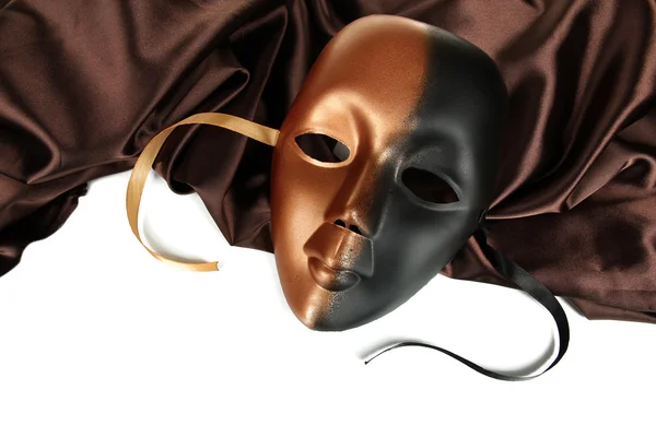 Beyaz zemin üzerinde kahverengi kumaş maske — Stok fotoğraf