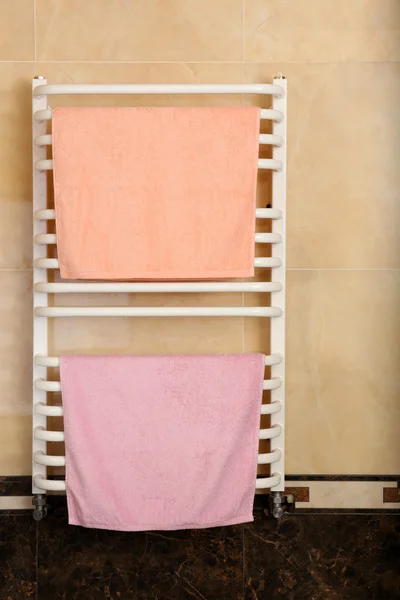 Color towels on radiator in bathroom — Stock Photo, Image