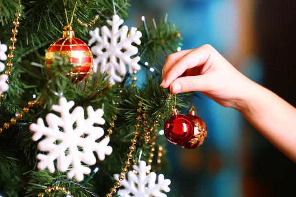 Decoreren kerstboom op heldere achtergrond — Stockfoto