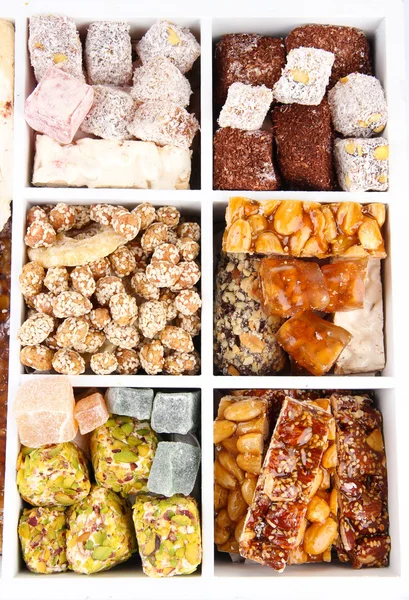 Gustosi dolci orientali in cassa di legno, primo piano — Foto Stock