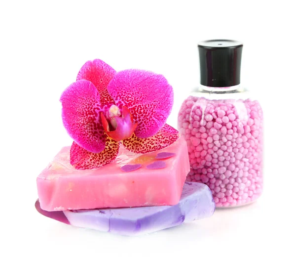 Sal marina, jabón y orquídea aislados en blanco — Foto de Stock