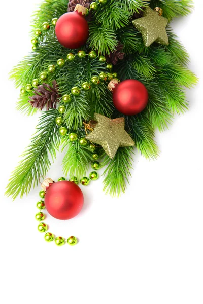 Kerstballen op fir boom, geïsoleerd op wit — Stockfoto