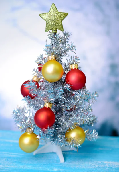 装饰圣诞树，在明亮的背景上 — 图库照片