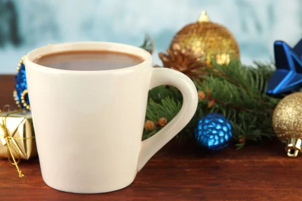 Tazza di cacao caldo con decorazioni natalizie su tavola su sfondo luminoso — Foto Stock