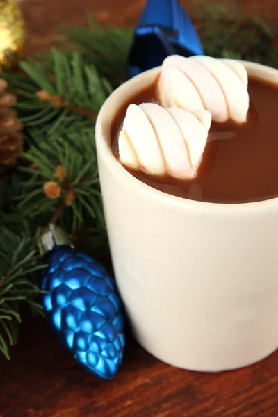 Coupe de cacao chaud avec décorations de Noël sur fond en bois — Photo