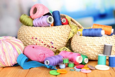 hasır sepetleri ile parlak zemin üzerine ahşap masa üzerinde iğne işi'den aksesuarlar