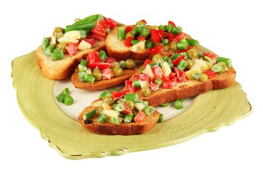 sandviç sebze ve yeşillik üzerinde beyaz izole plaka üzerinde