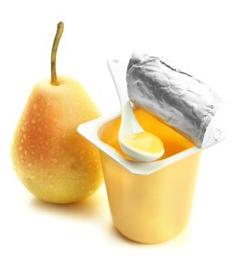 Açık plastik Kupası beyaz izole lezzetli yoğurt