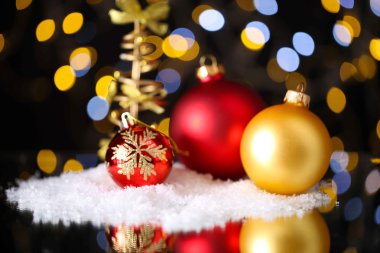 parlak arka masada güzel Noel kompozisyonu