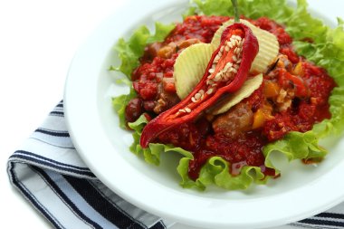 biberli Mısır carne - beyaz tabakta üzerine beyaz izole peçete üzerinde geleneksel Meksika yemeği