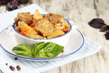 ev yapımı sığır stir fry ahşap arka plan rengi kase sebze ile