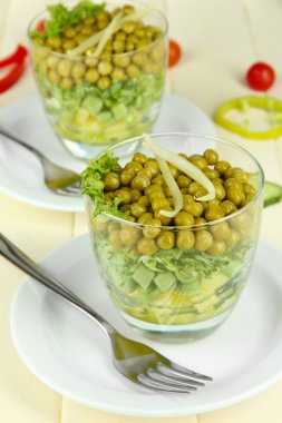 ahşap masa üzerinde taze sebze ile lezzetli salata