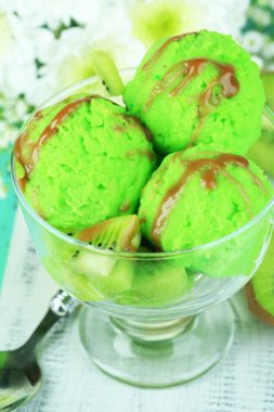 lezzetli dondurma cam vazo üzerindeki ahşap masa yakın çekim