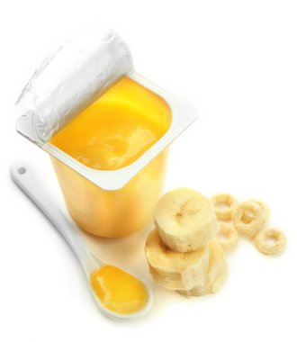 lekker dessert in open plastic beker en banaan, geïsoleerd op wit