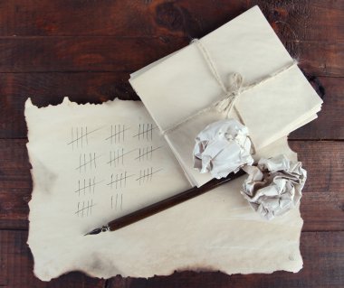 kağıt üzerinde sopa çizerek gün sayıyor