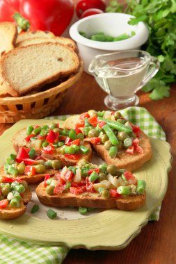 sandviç sebze ve plaka üzerinde ahşap masa yakın çekim yeşil