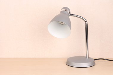 odasında masa lambası