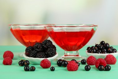 Yeşil ahşap masa üzerinde taze çilek ile jöle