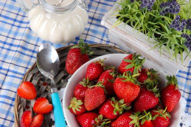 peçeteye çilek plaka hasır üzerinde durmak