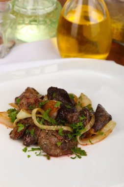 ahşap masa yakın çekim plaka üzerinde kızarmış tavuk ciğeri