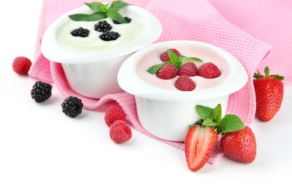 Finom joghurtos elszigetelt fehér bogyókkal — Stock Fotó