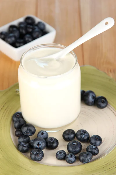 Frischer Joghurt mit Blaubeeren auf Holztisch in Großaufnahme — Stockfoto