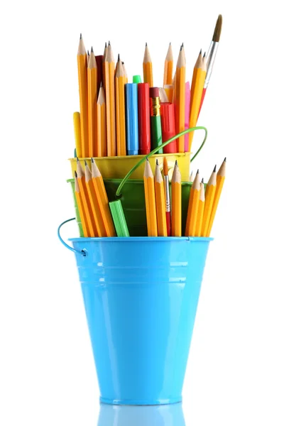 Színes ceruzák, és egyéb művészeti kellékek a vödrök elszigetelt fehér — Stock Fotó
