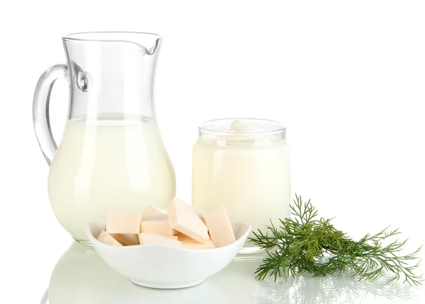Färska mjölkprodukter med gröna isolerad på vit — Stockfoto