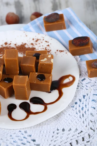 Many toffee on plate on napkins close-up — Stock Photo, Image