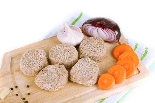 Galettes de viande à bord sur serviette isolée sur blanc — Photo