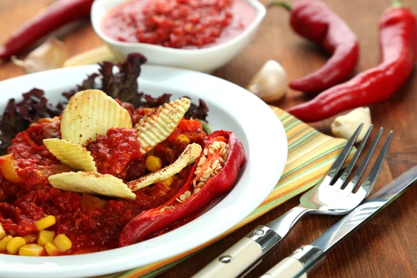 Chili maïs carne - traditionele Mexicaanse gerechten, op witte plaat, op servet, op houten achtergrond — Stockfoto