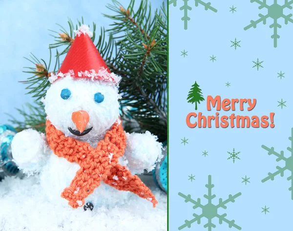 Vacker snögubbe och jul inredning, på blå bakgrund — Stockfoto