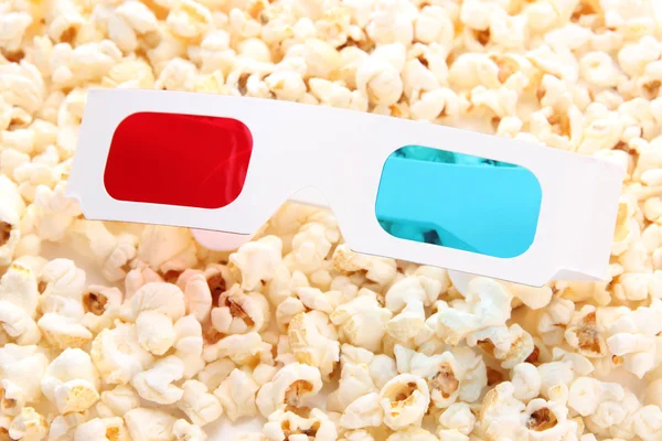 3D очки на фоне попкорна — стоковое фото