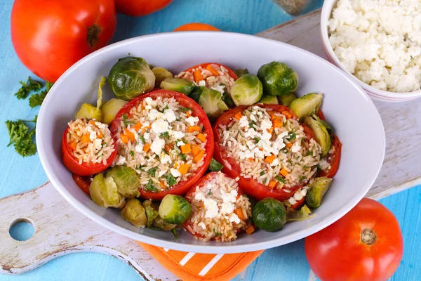 Stuffed tomatoes in bowl on wooden table close-up — Stock Photo, Image