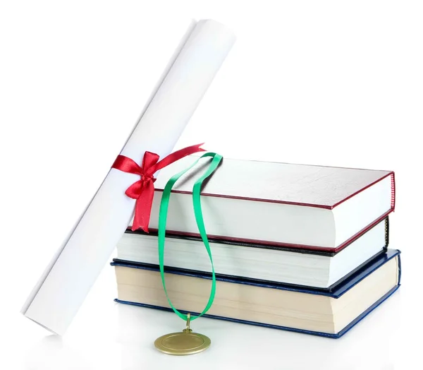 Medaglia per il conseguimento dell'istruzione con diploma e libri isolati su bianco — Foto Stock