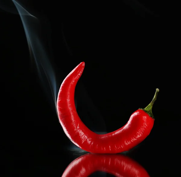 Pimienta picante roja aislada en negro — Foto de Stock