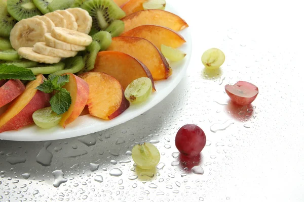 Sortiment nakrájeného ovoce na talíř s kapkami — Stock fotografie