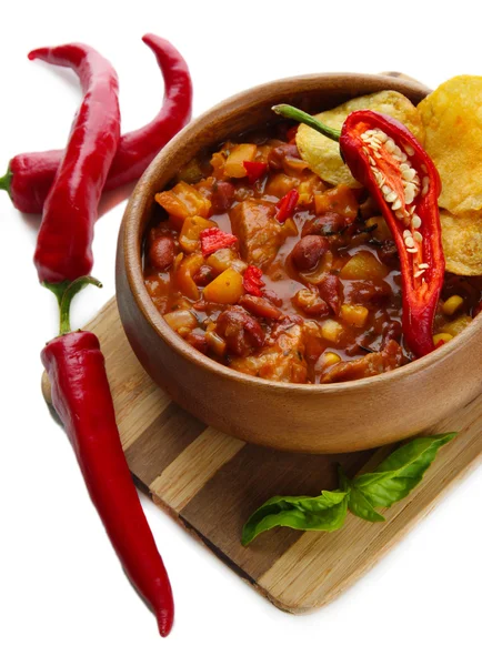 Chili Corn Carne - nourriture traditionnelle mexicaine, dans un bol en bois, sur une planche de bois, isolée sur du blanc — Photo