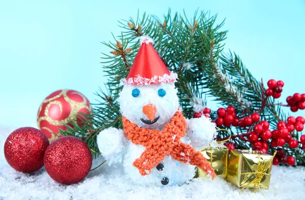 Hermoso muñeco de nieve en nieve — Foto de Stock