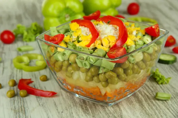 Smakelijke Salade met verse groenten op houten tafel — Stockfoto