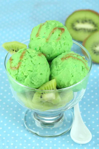 Leckeres Eis auf Glasvase auf blauer Tischdecke — Stockfoto