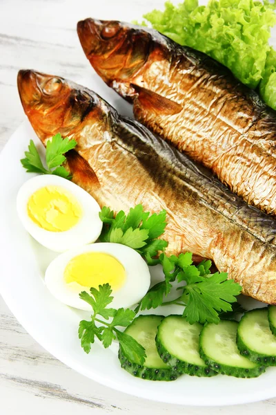 Rökt fisk på plattan på nära håll — Stockfoto